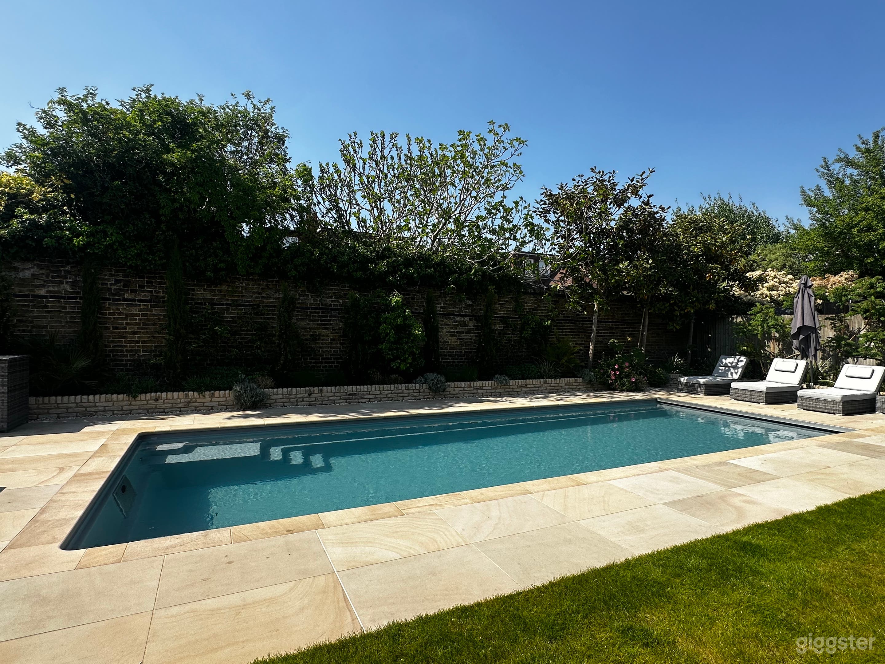 Luxury Outdoor Pool and Gym with Spa Facilities Photo 4