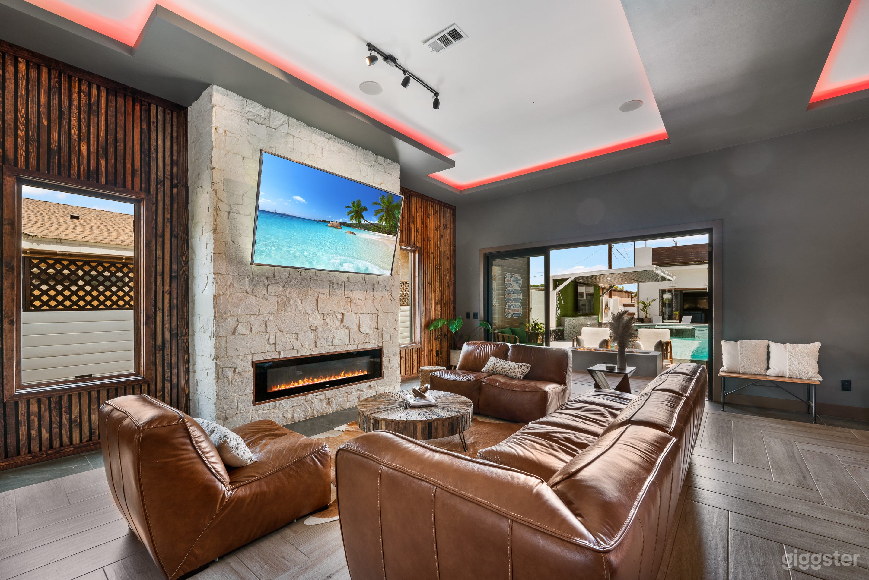 Ultra LUX 6500sf contemporary mansion Photo 3