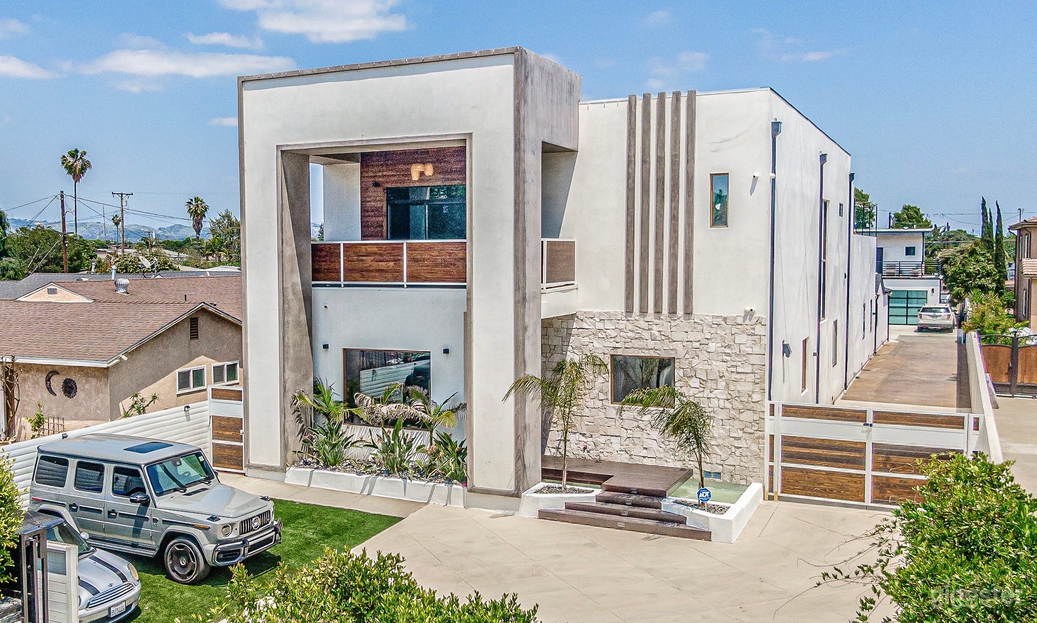 Ultra LUX 6500sf contemporary mansion Photo 4