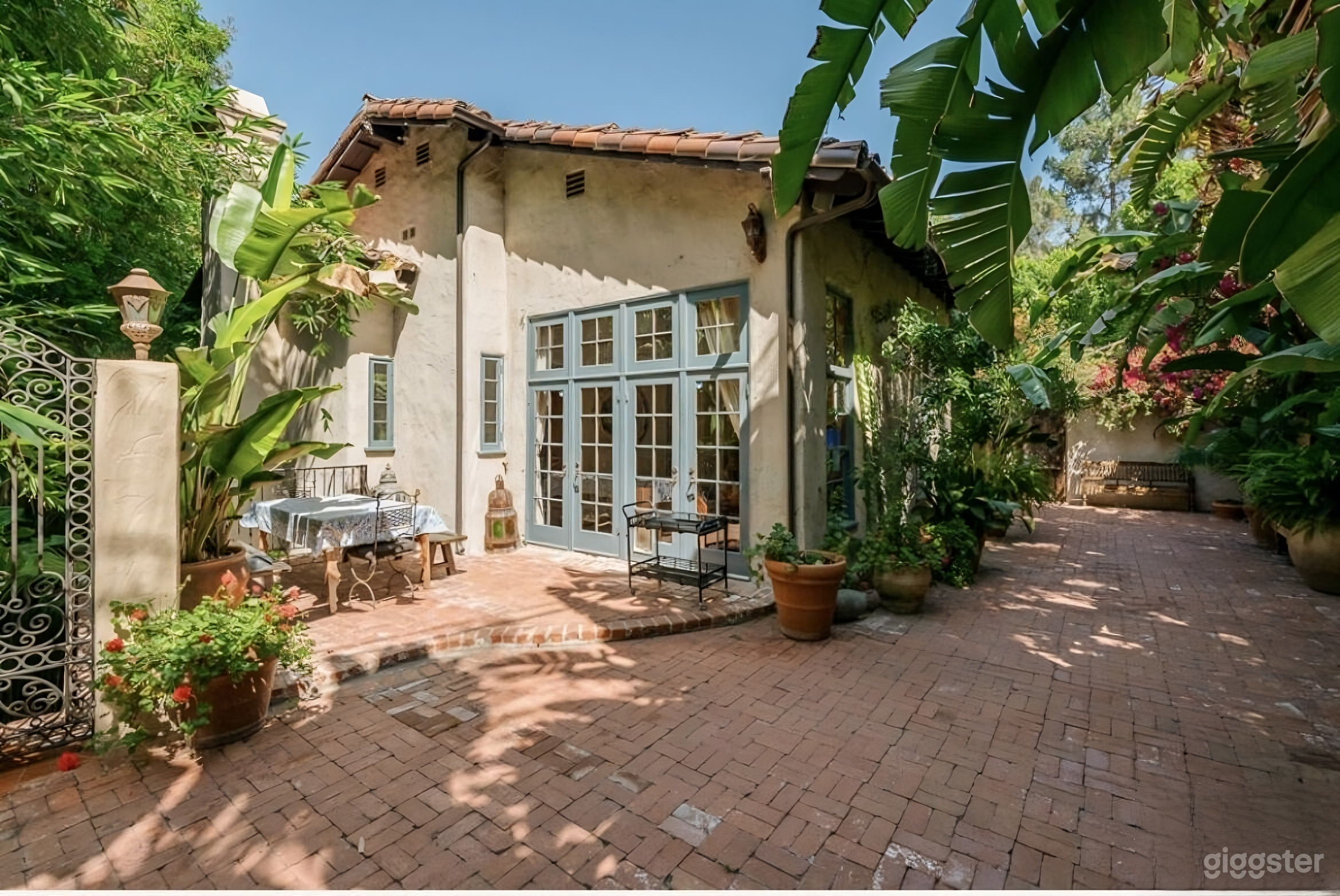 Spanish retreat with tropical garden and patio Photo 2