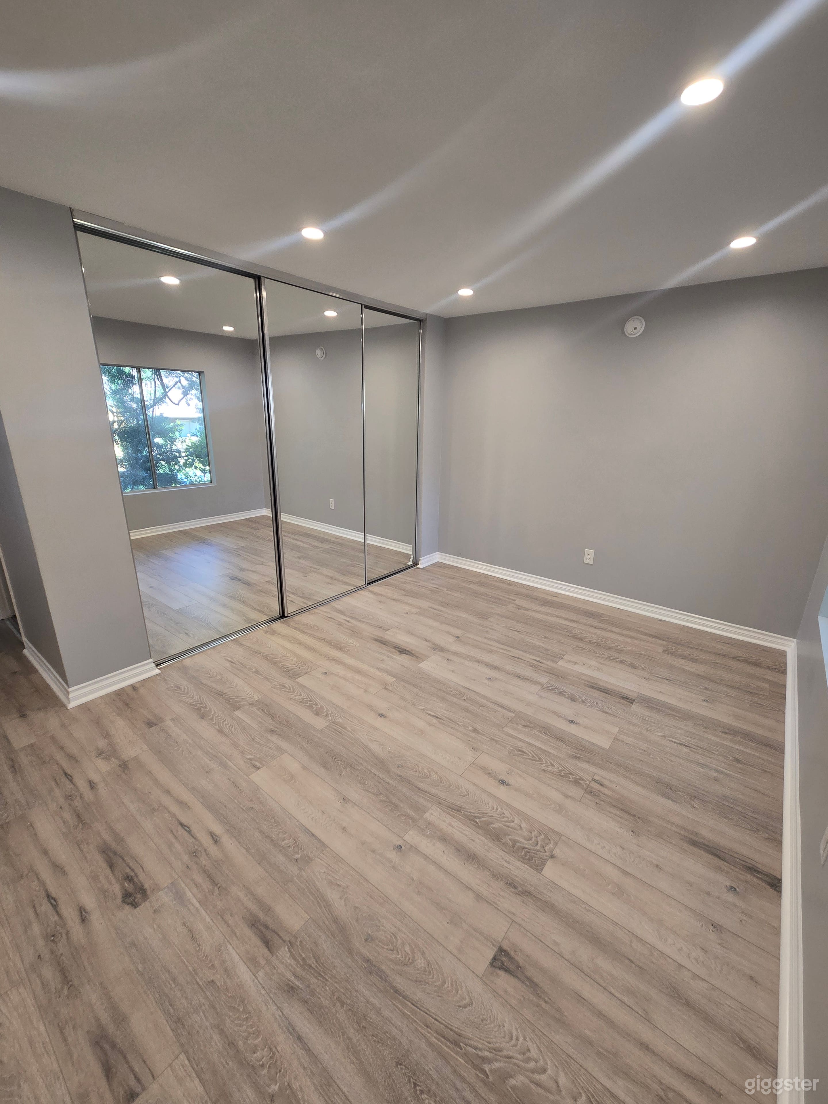 Modern Los Angeles Condo | Production-Friendly Photo 2