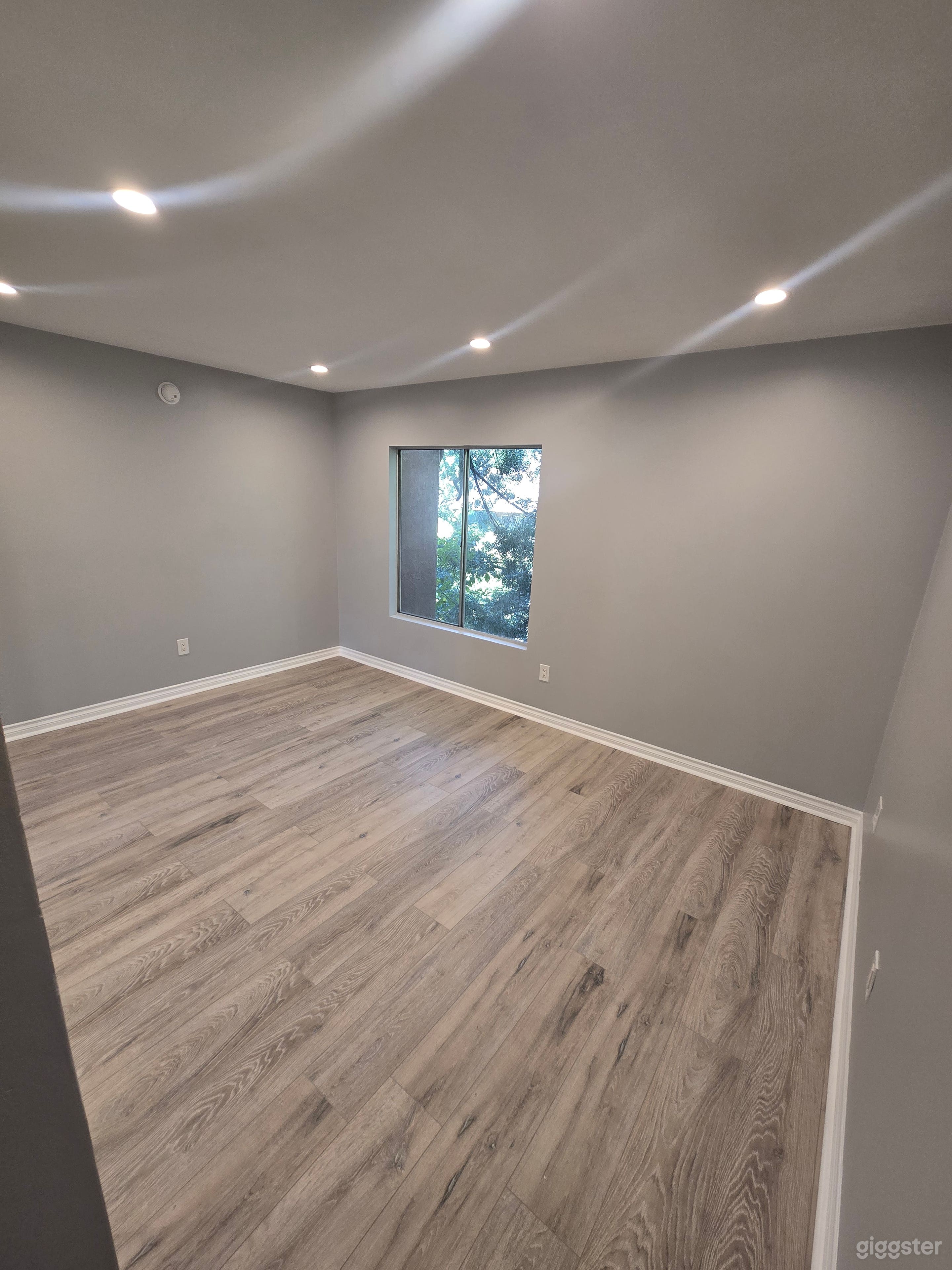 Modern Los Angeles Condo | Production-Friendly Photo 3