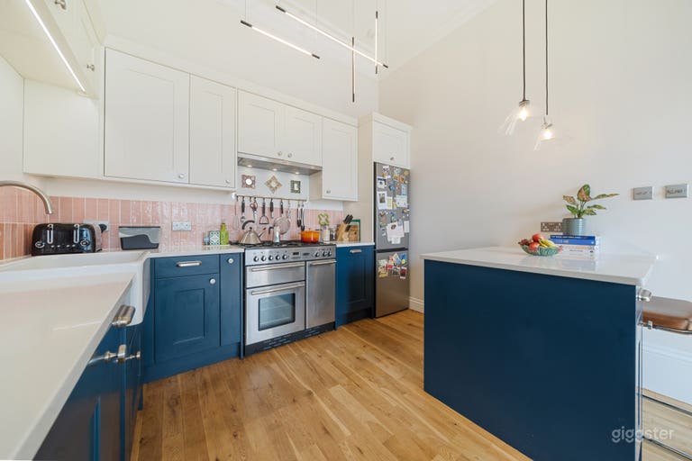  Spacious & Elegant Edwardian Apartment 