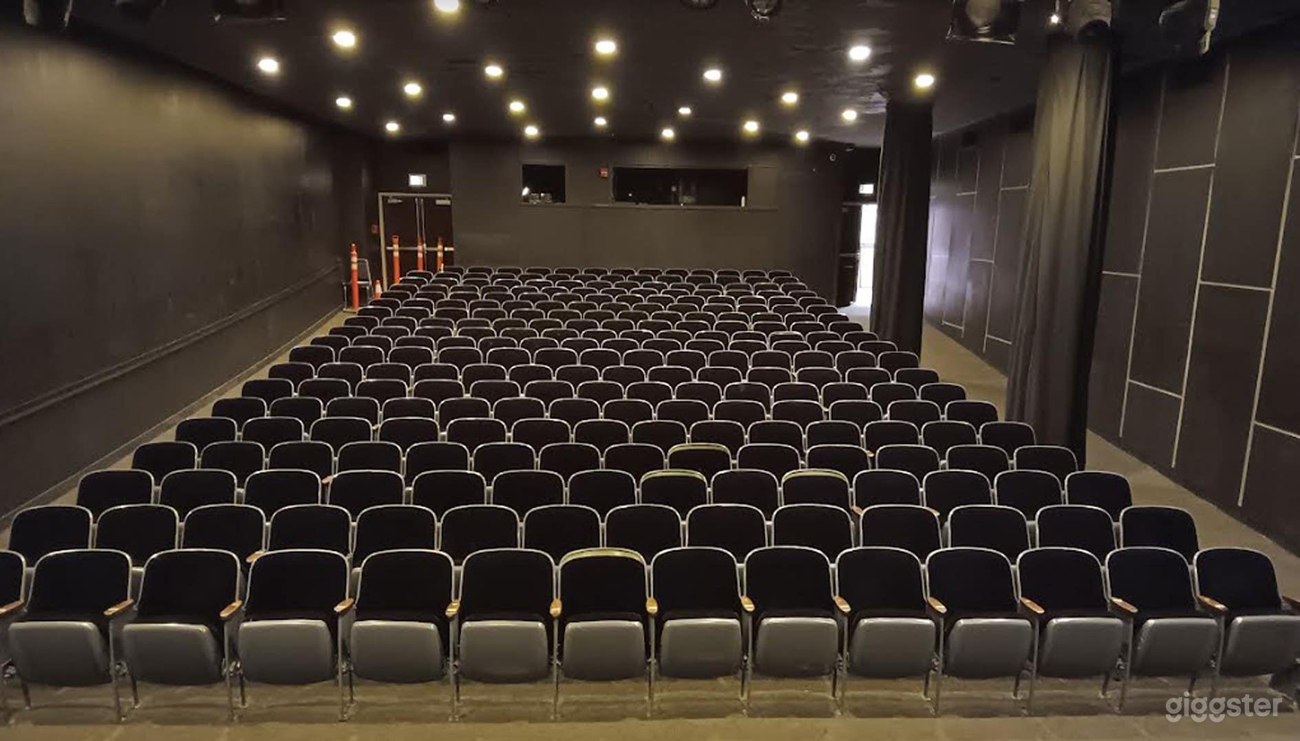  Intimate Spacious Theatre Photo 2