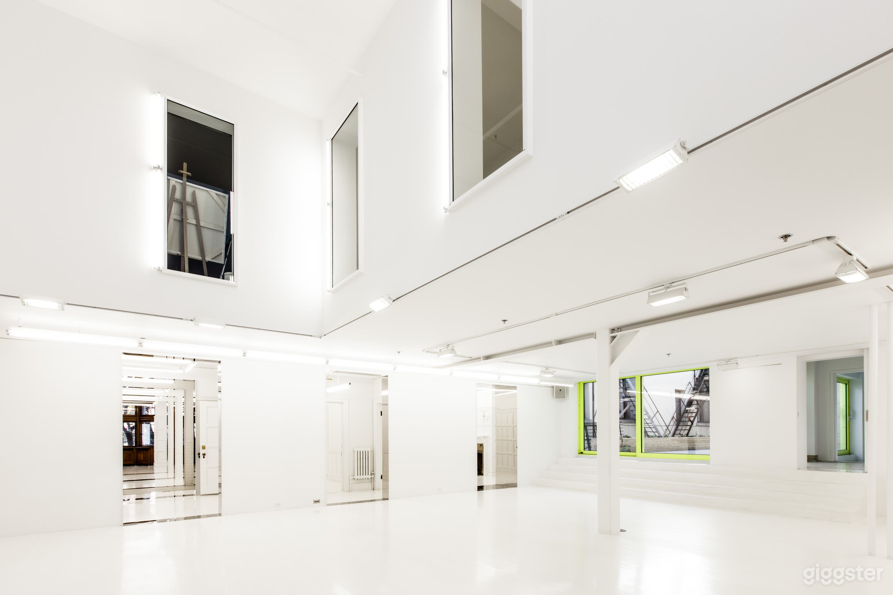 The Gorgeous Gallery Photo 3