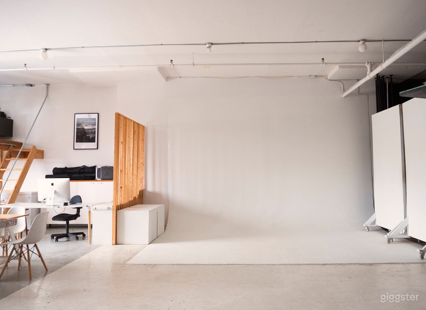 The studio features a high-quality cyclorama wall, perfect for seamless and clean backgrounds in photography. With 12-foot ceilings and ample space, it’s designed to elevate your creative projects.
