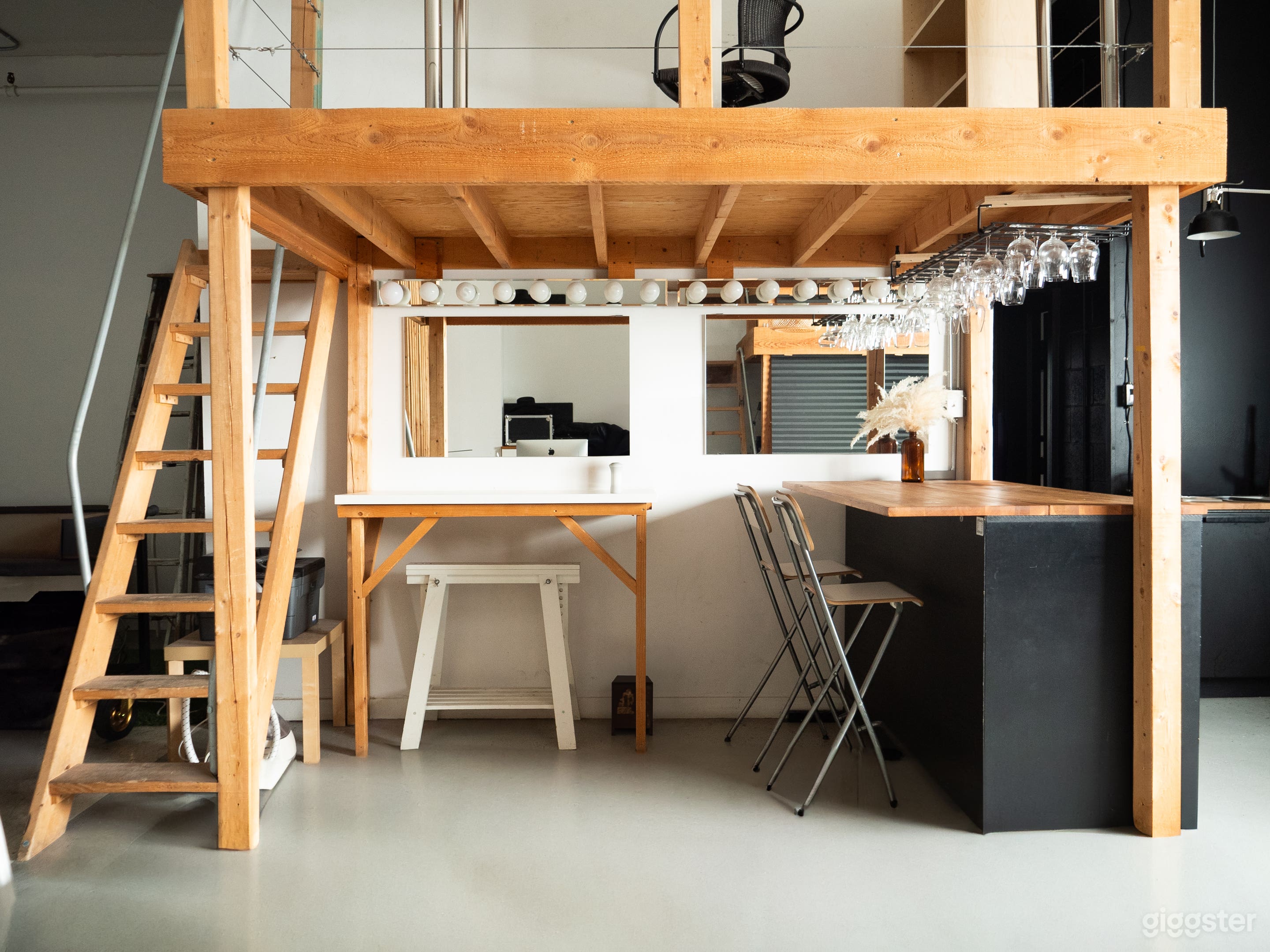 Dedicated makeup area with excellent lighting and ample space for preparation. Designed for comfort and efficiency, it’s perfect for ensuring your subjects are camera-ready.