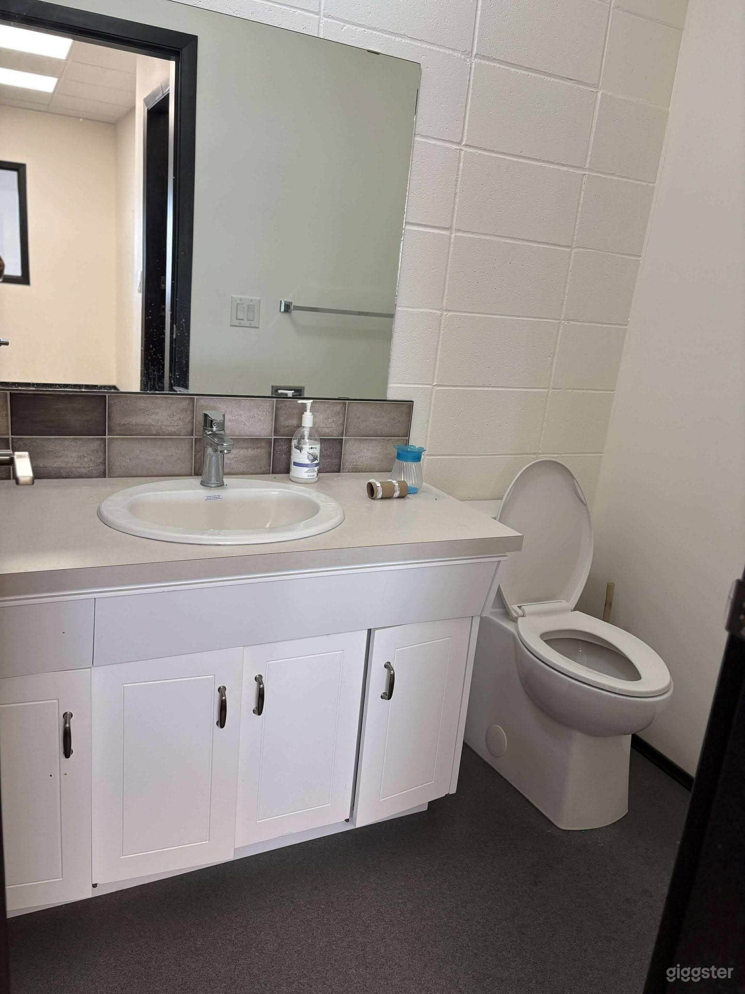 Spectacular open-concept space with natural light Photo 2