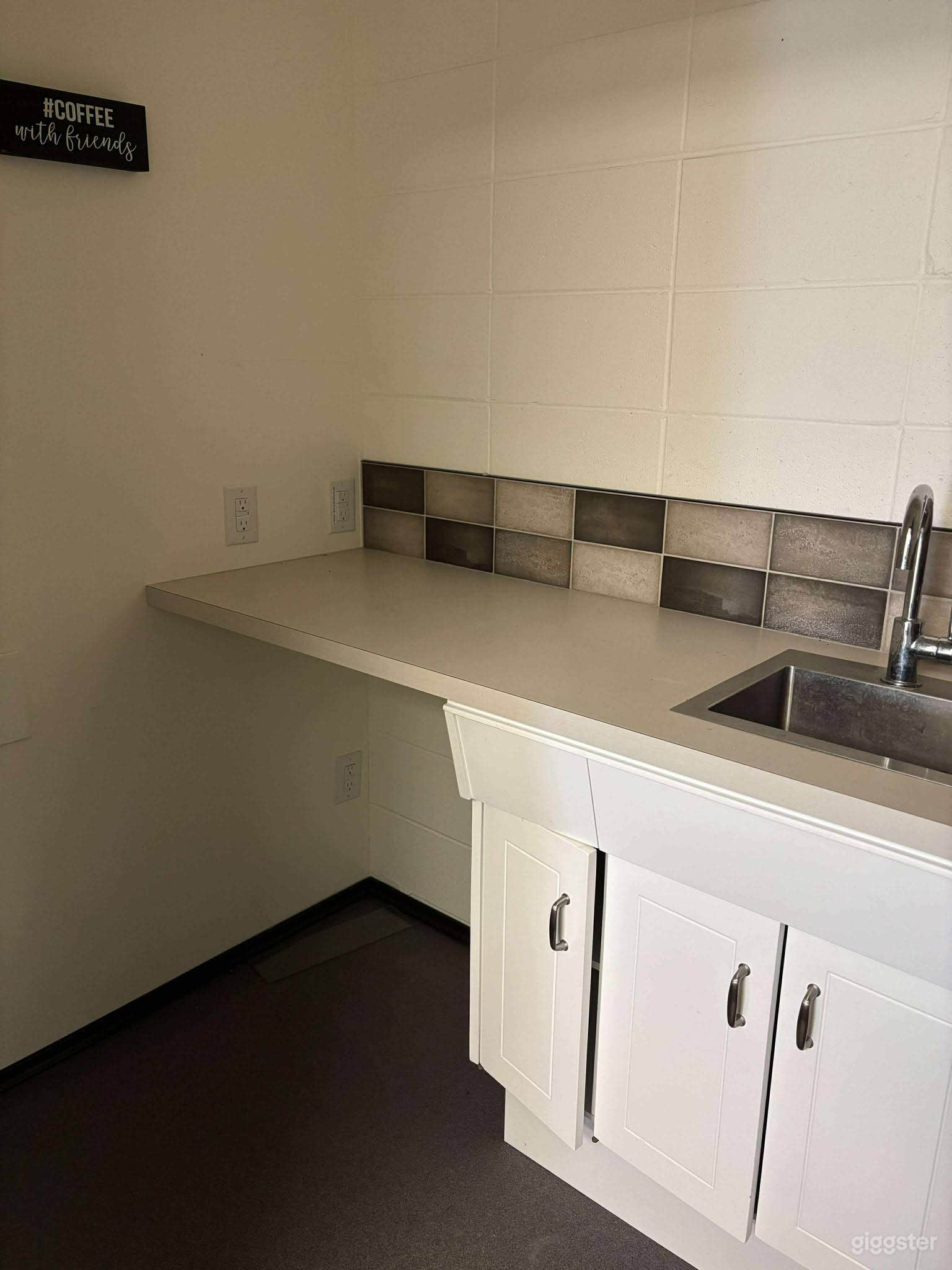 Spectacular open-concept space with natural light Photo 3