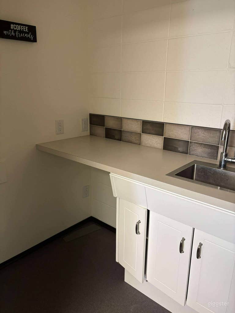  Spectacular open-concept space with natural light 