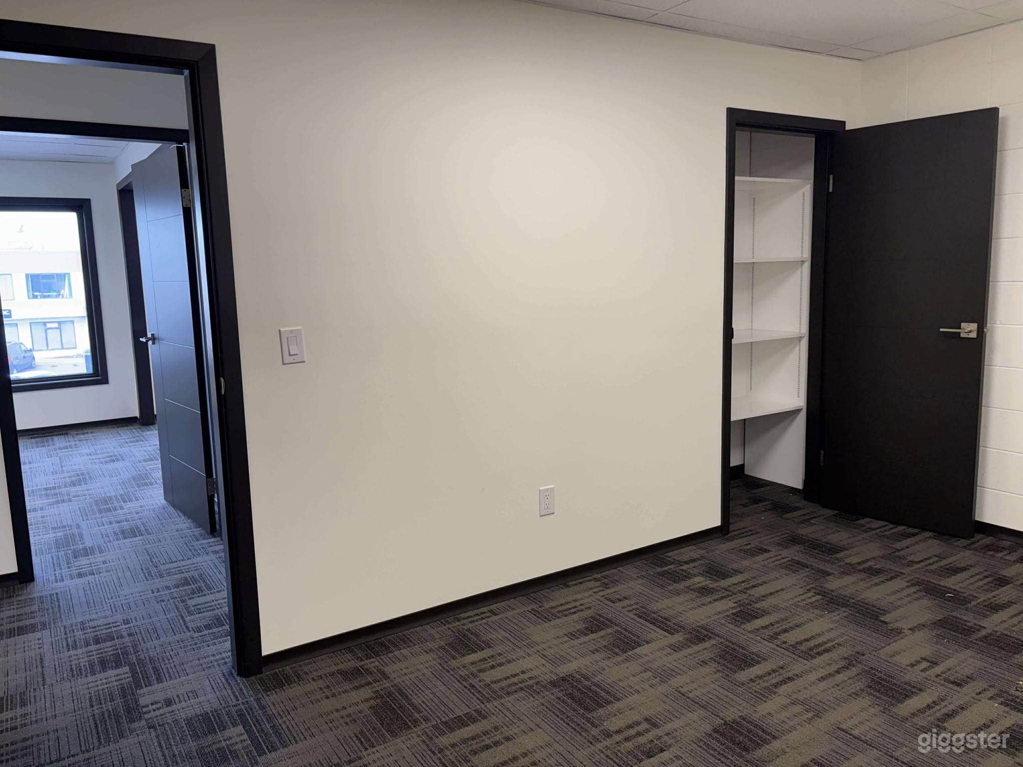 Spectacular open-concept space with natural light Photo 4