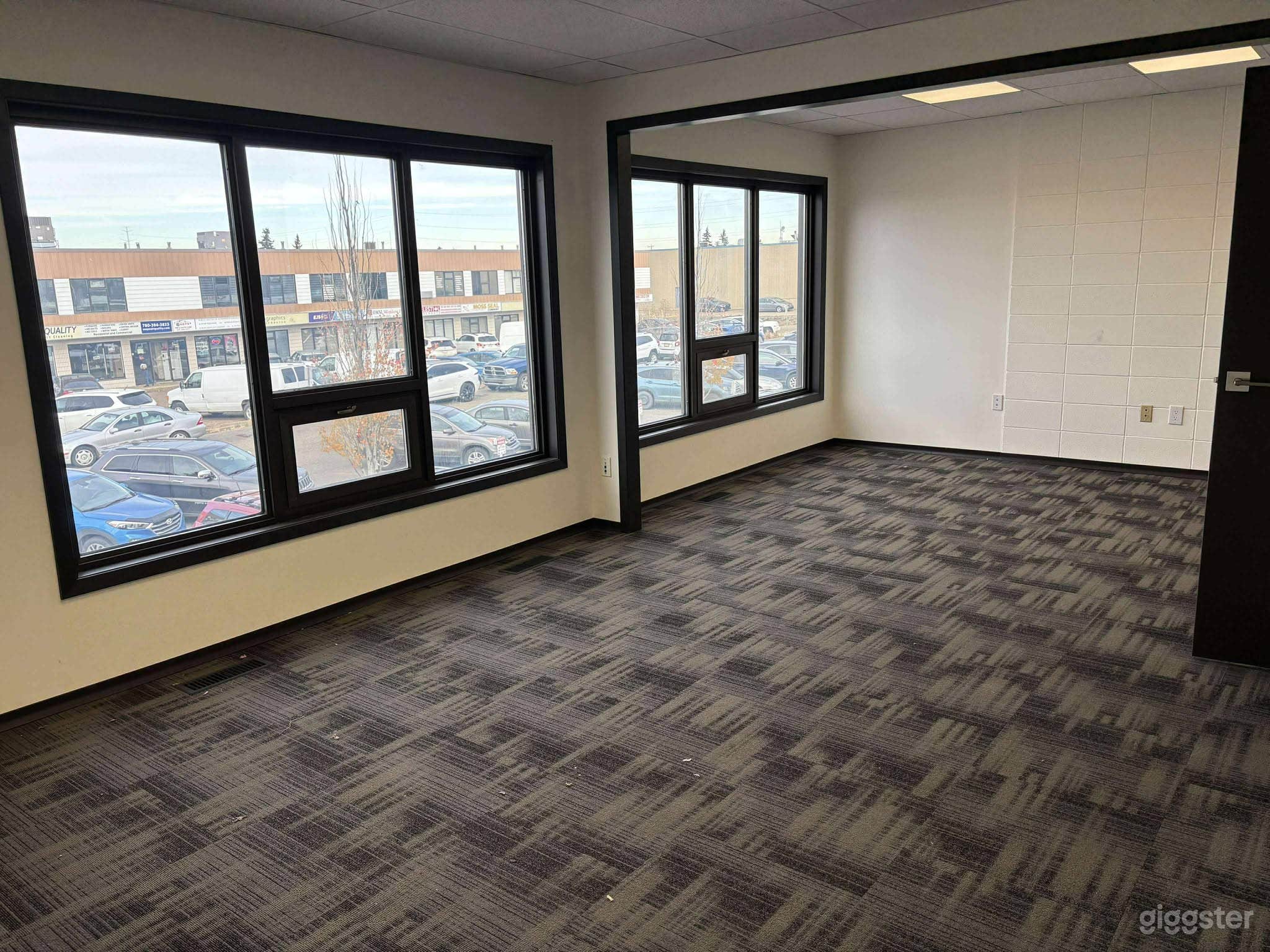 Spectacular open-concept space with natural light Photo 1