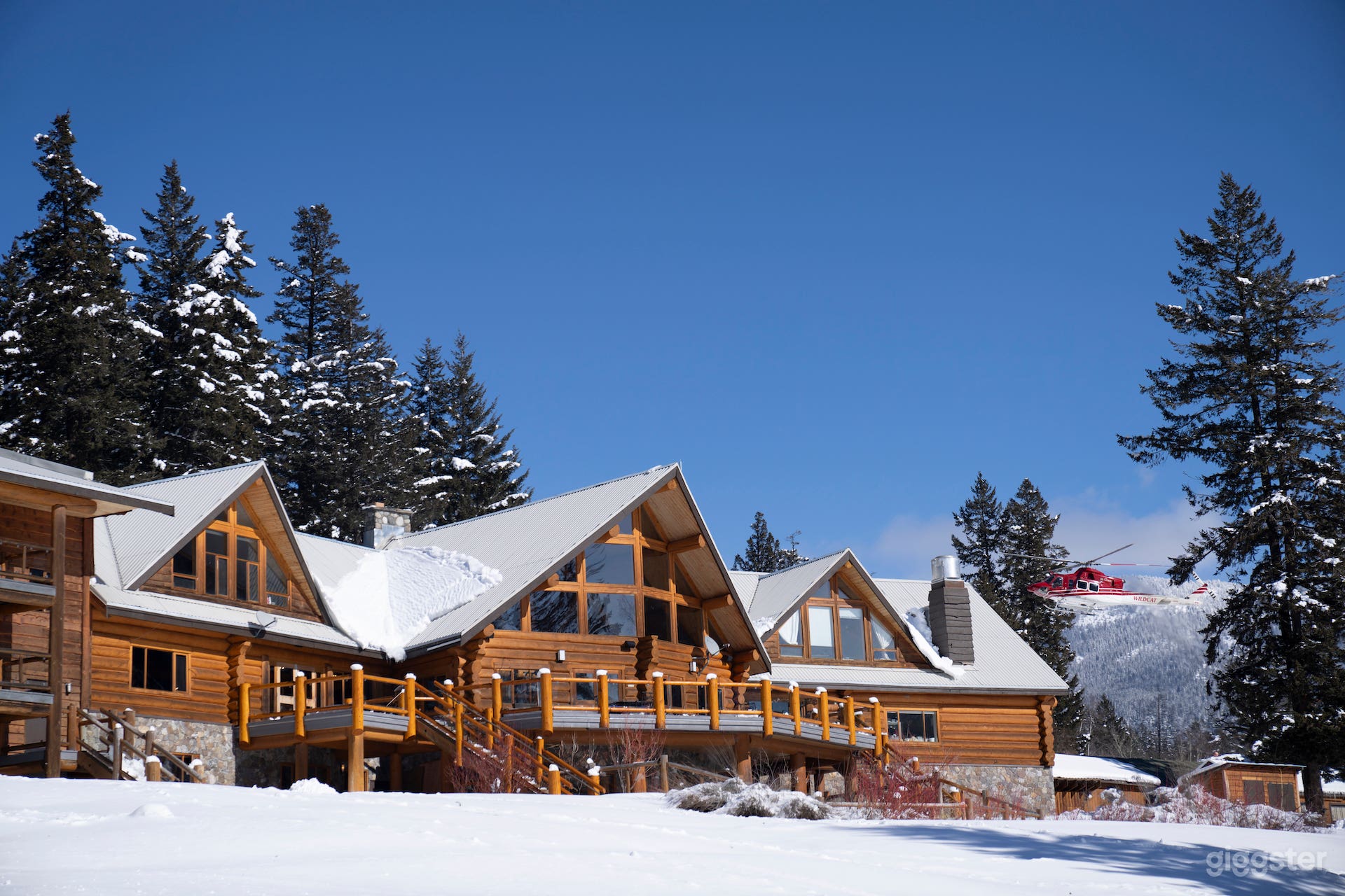 Remote Luxury Log lodge and chalets Photo 3