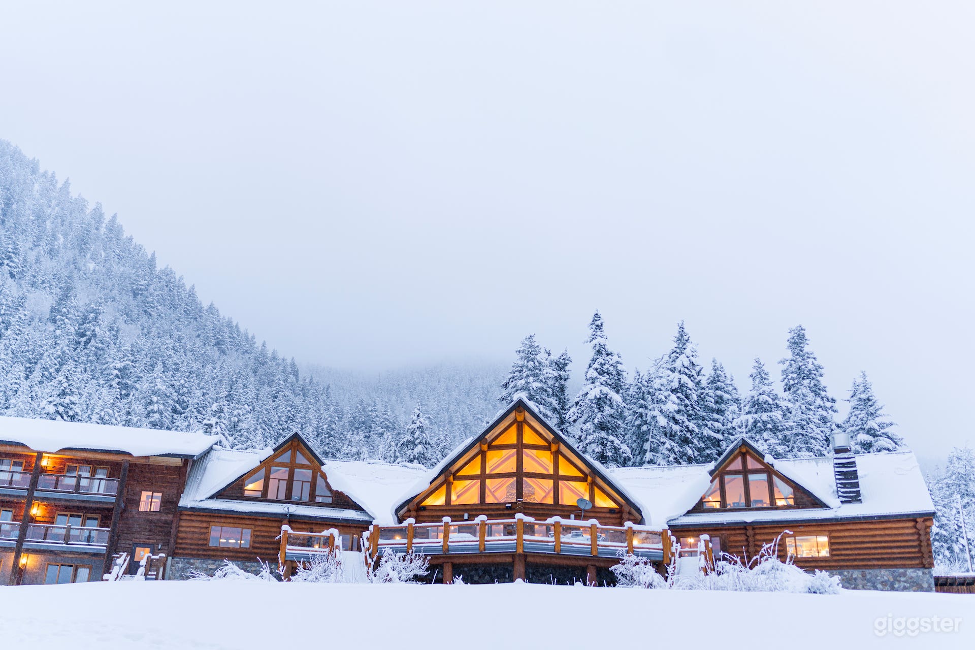 Remote Luxury Log lodge and chalets Photo 1