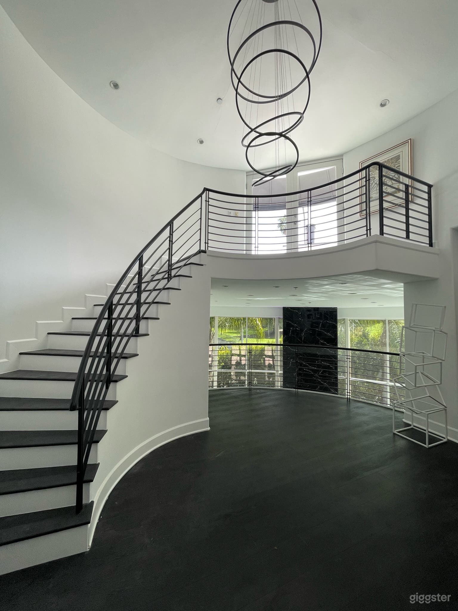 Mid-Century Glasshouse in Woodland Hills Photo 2