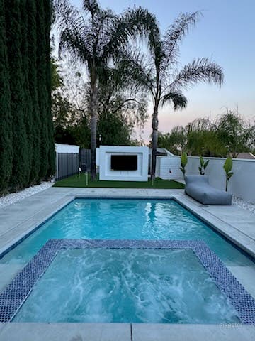 Unique Mid-Century Glasshouse in Woodland Hills Photo 4