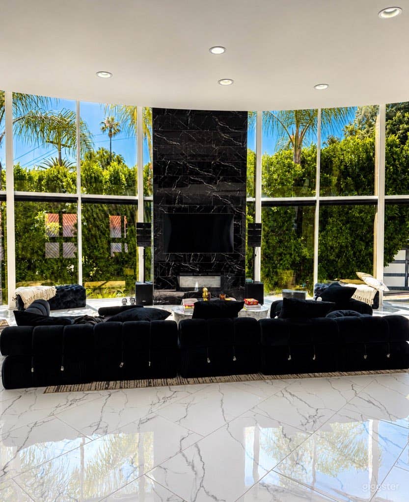 Unique Mid-Century Glasshouse in Woodland Hills Photo 1