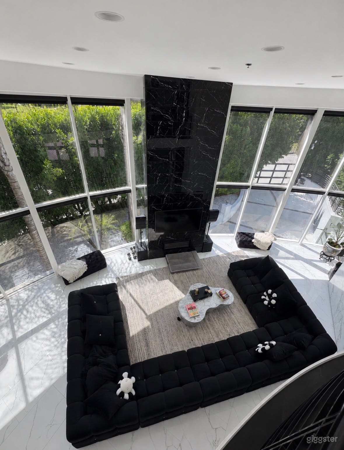 Unique Mid-Century Glasshouse in Woodland Hills Photo 2