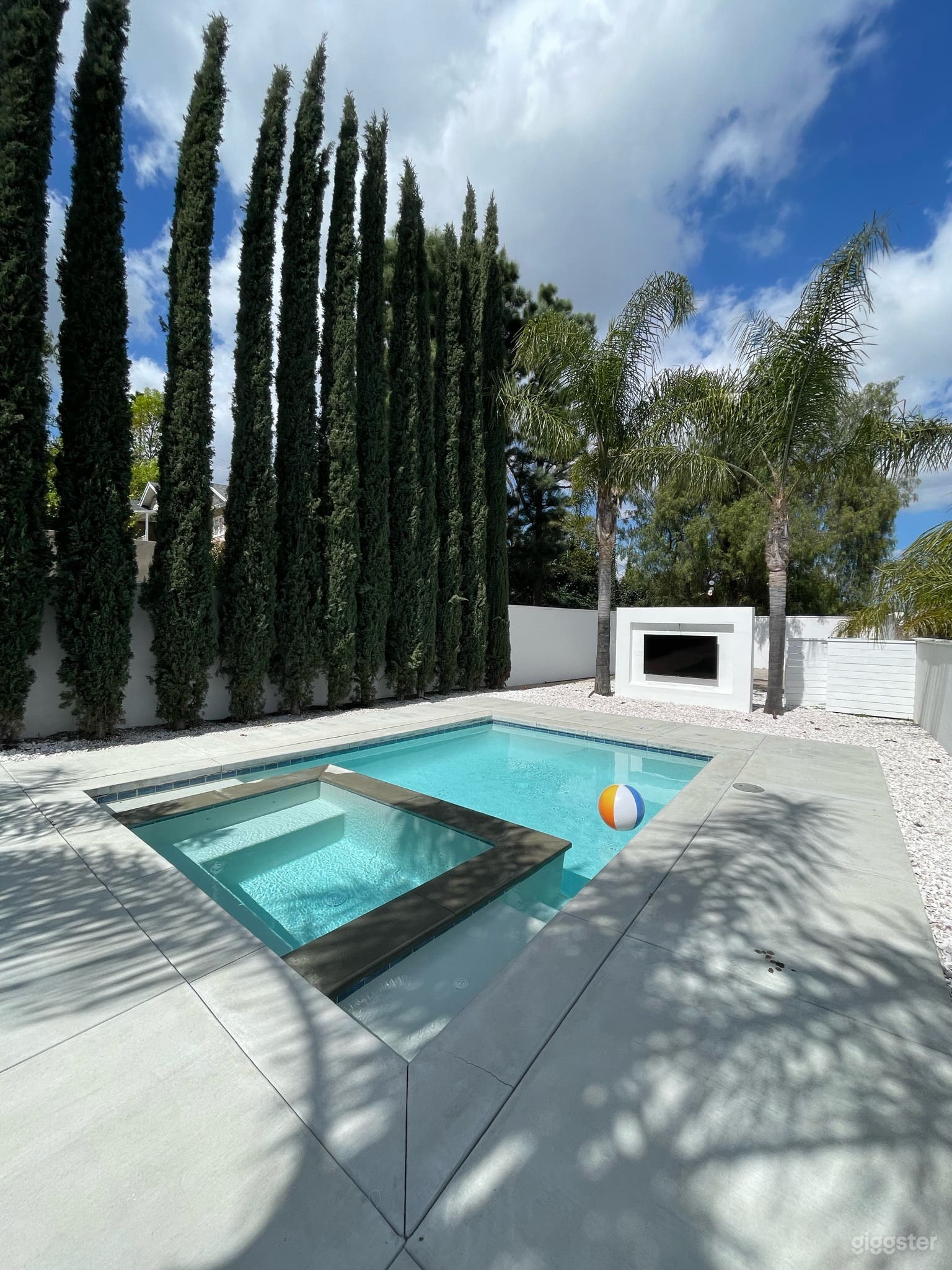 Mid-Century Glasshouse in Woodland Hills Photo 3