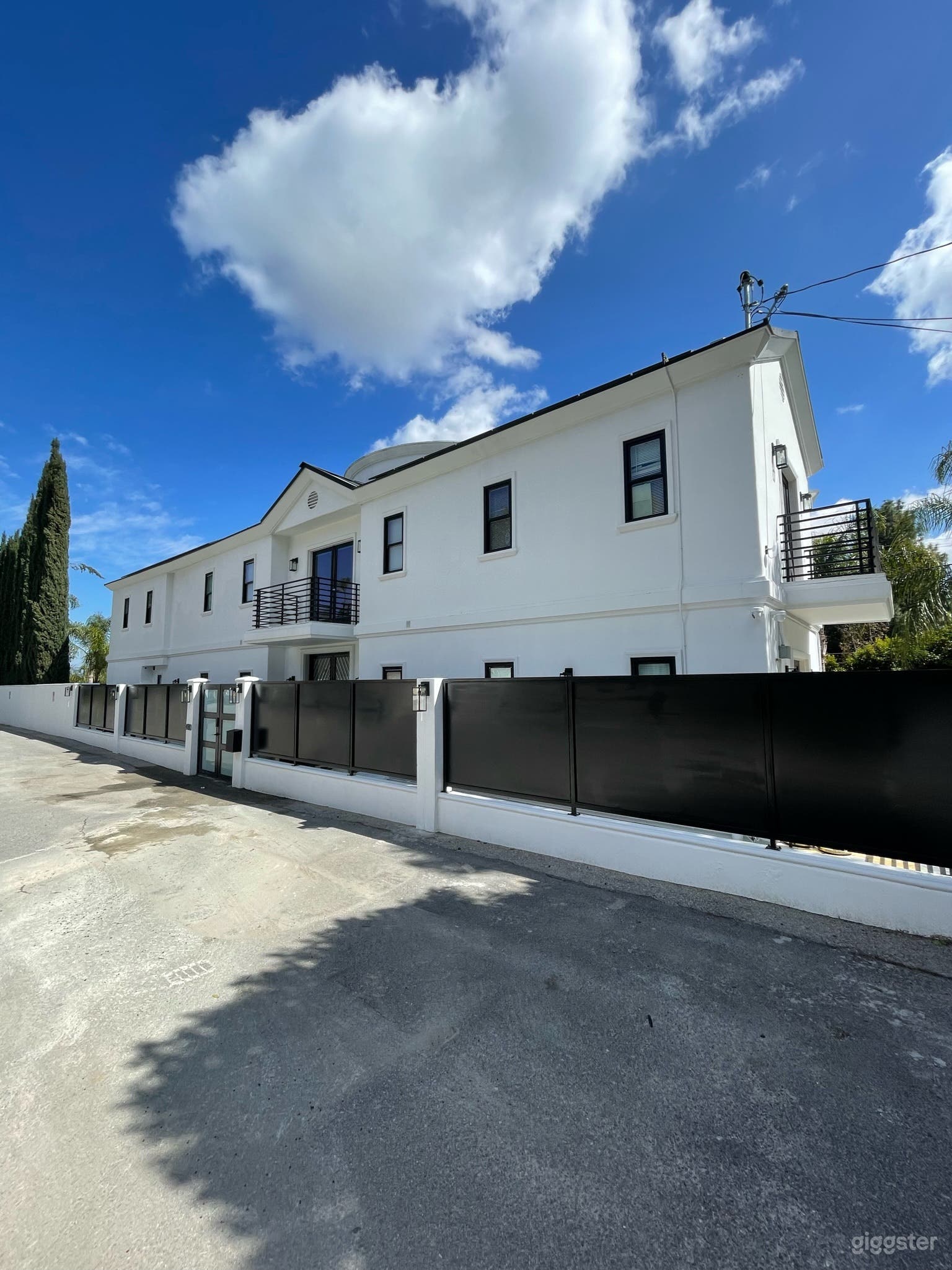 Mid-Century Glasshouse in Woodland Hills Photo 4