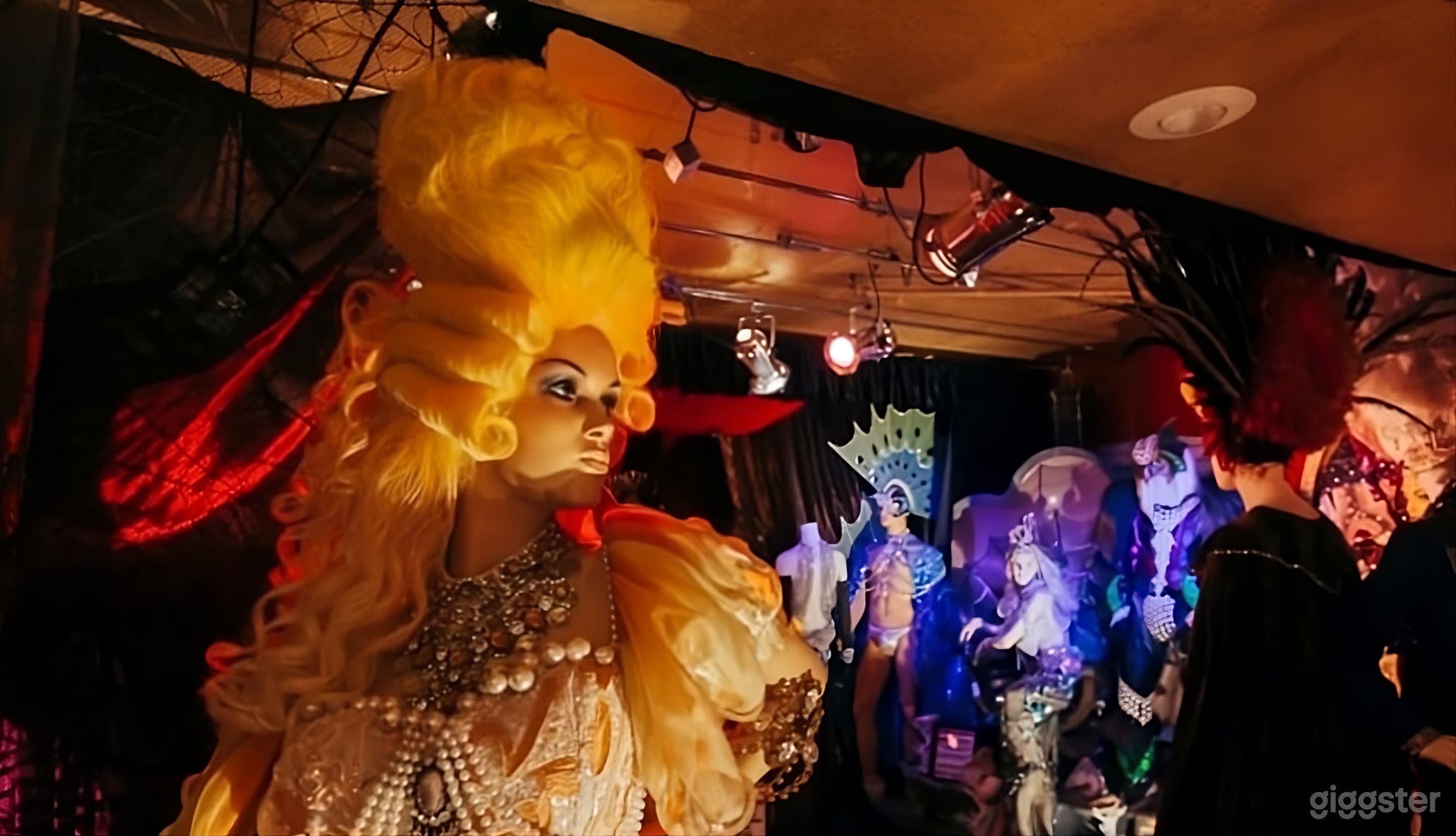 Fabulous Mansion with Mannequins in Las Vegas Photo 4