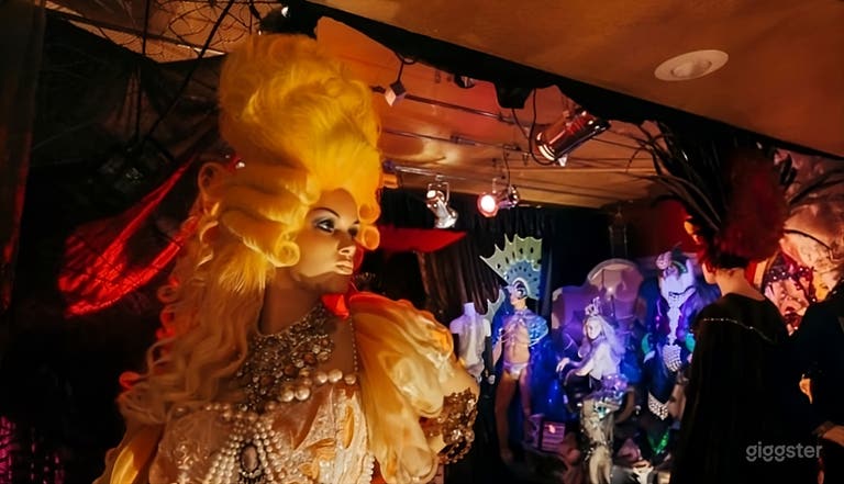  Fabulous Mansion with Mannequins in Las Vegas 