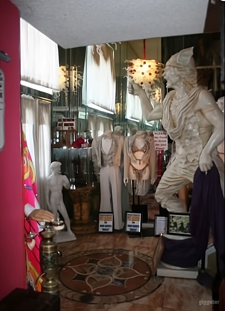  Fabulous Mansion with Mannequins in Las Vegas 
