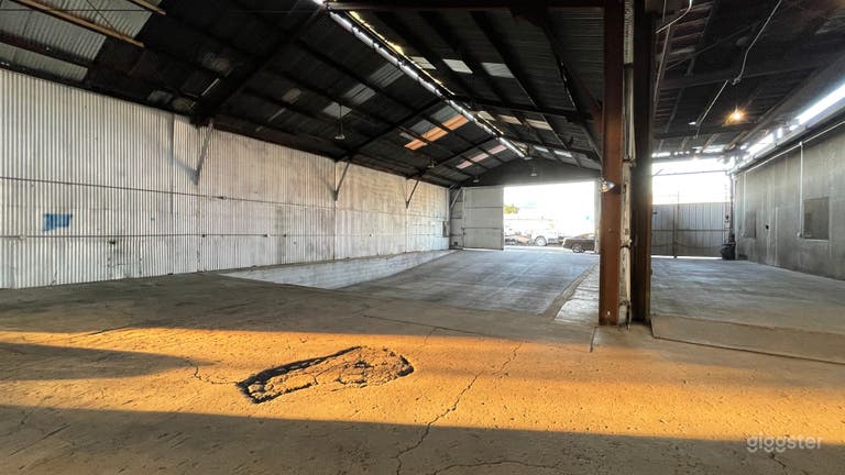  Muelle de carga en ubicación de filmación en almacén industrial 