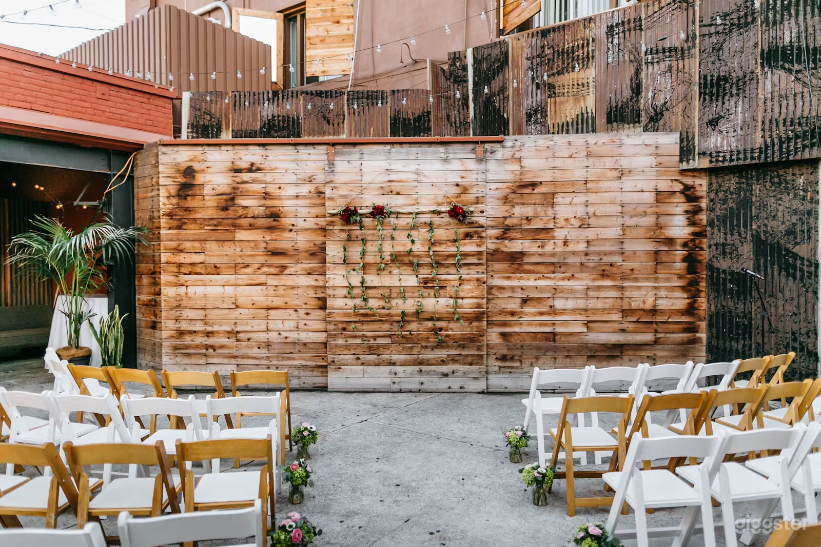  Urban Industrial Studio Oasis Photo 4