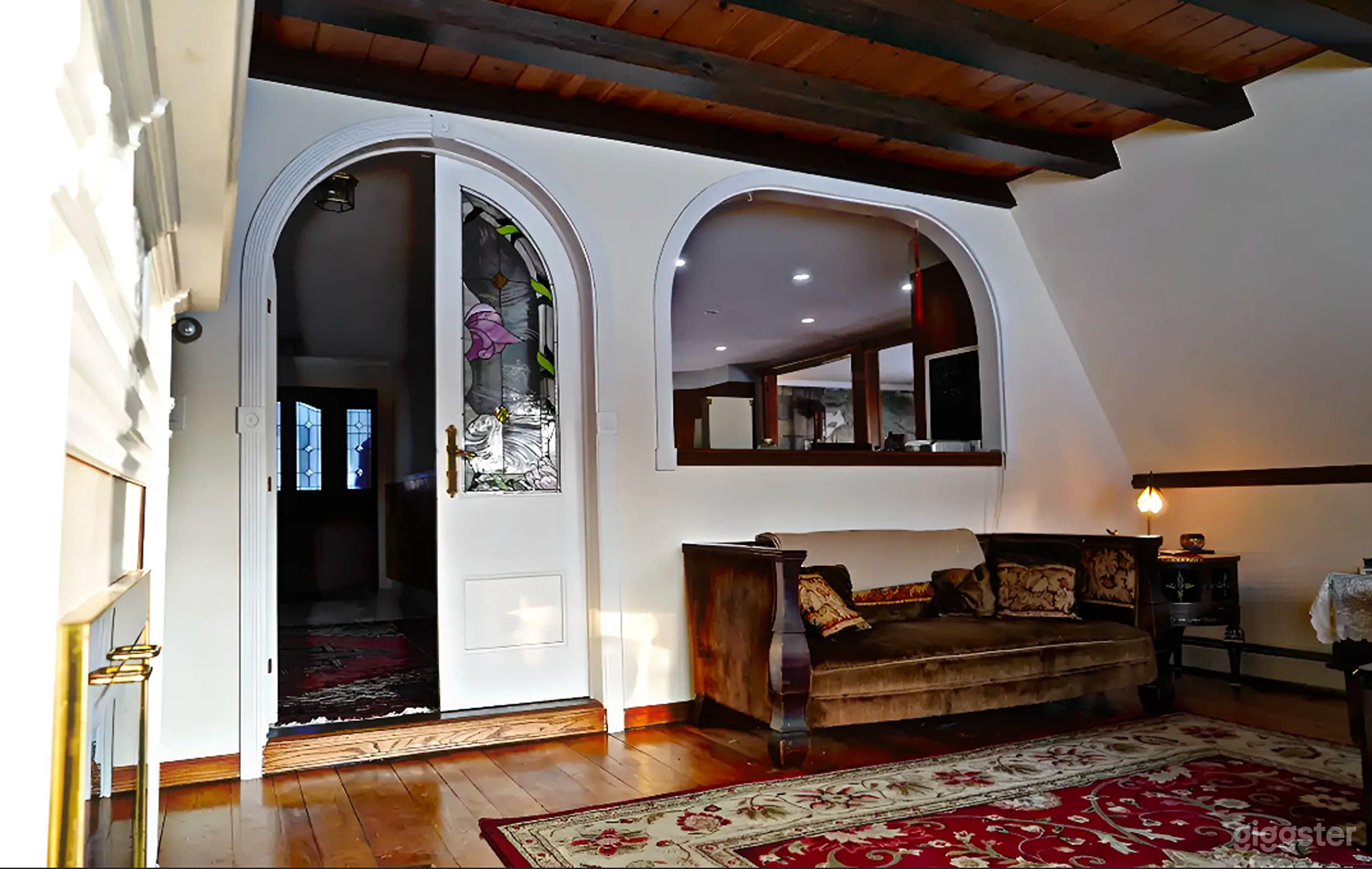 Expansive 5,000 Sq Ft Estate with 5 Unique Bedrooms Photo 4