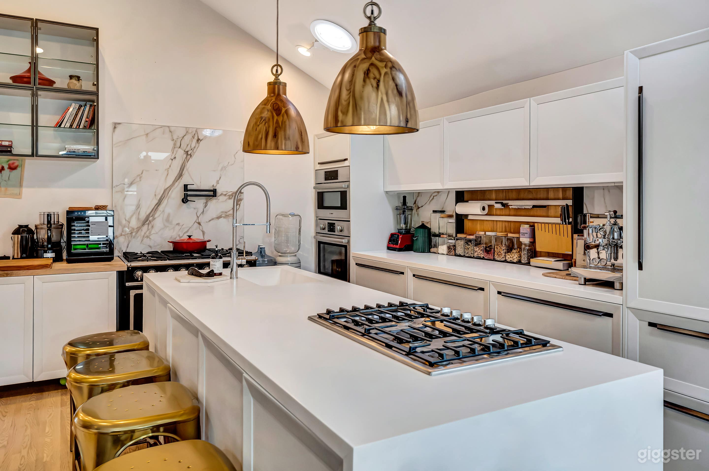 Meticulously Designed Mid-Century Modern Mansion Photo 4