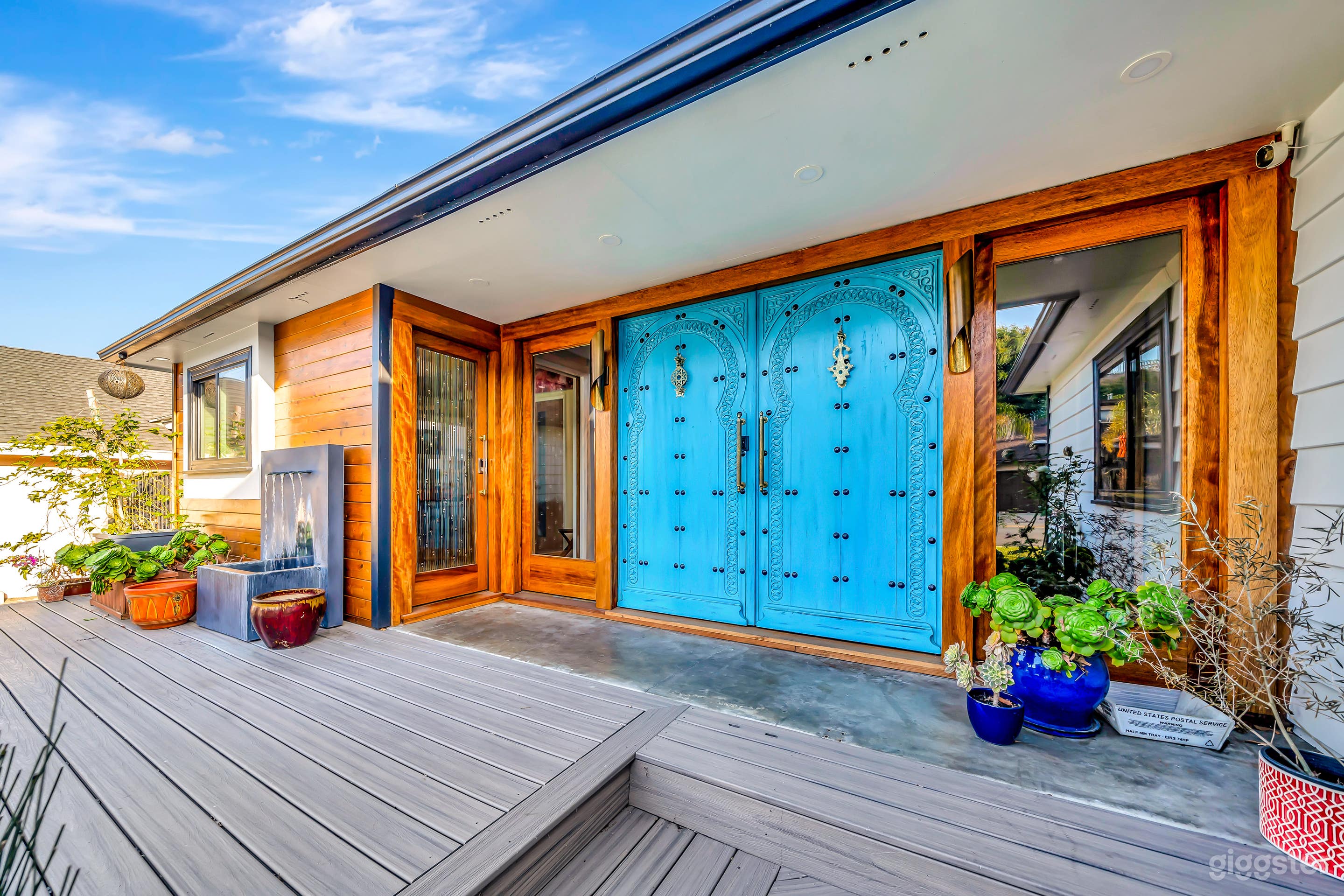 Meticulously Designed Mid-Century Modern Mansion Photo 1