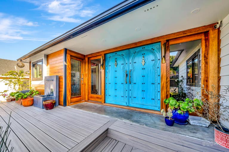  Meticulously Designed Mid-Century Modern Mansion 