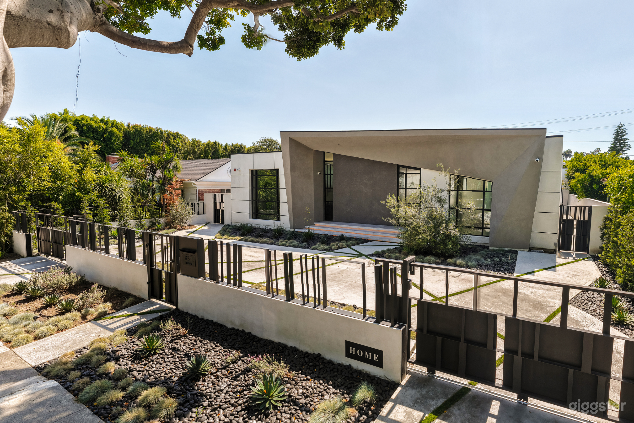 Ultra-Modern Estate with Pool and Private Courtyard Photo 2
