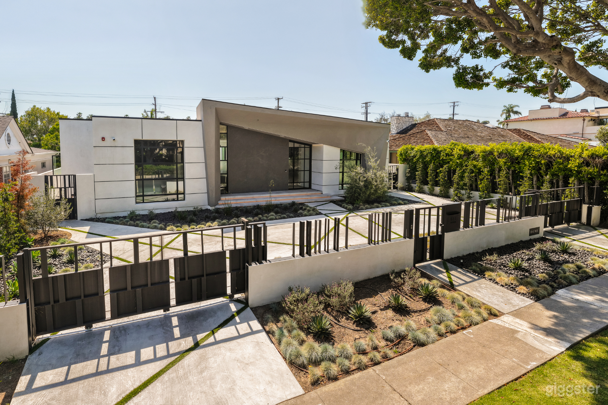 Ultra-Modern Estate with Pool and Private Courtyard Photo 3