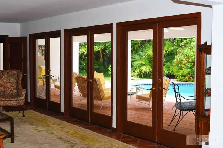  Secret garden with waterfall and light-filled home 