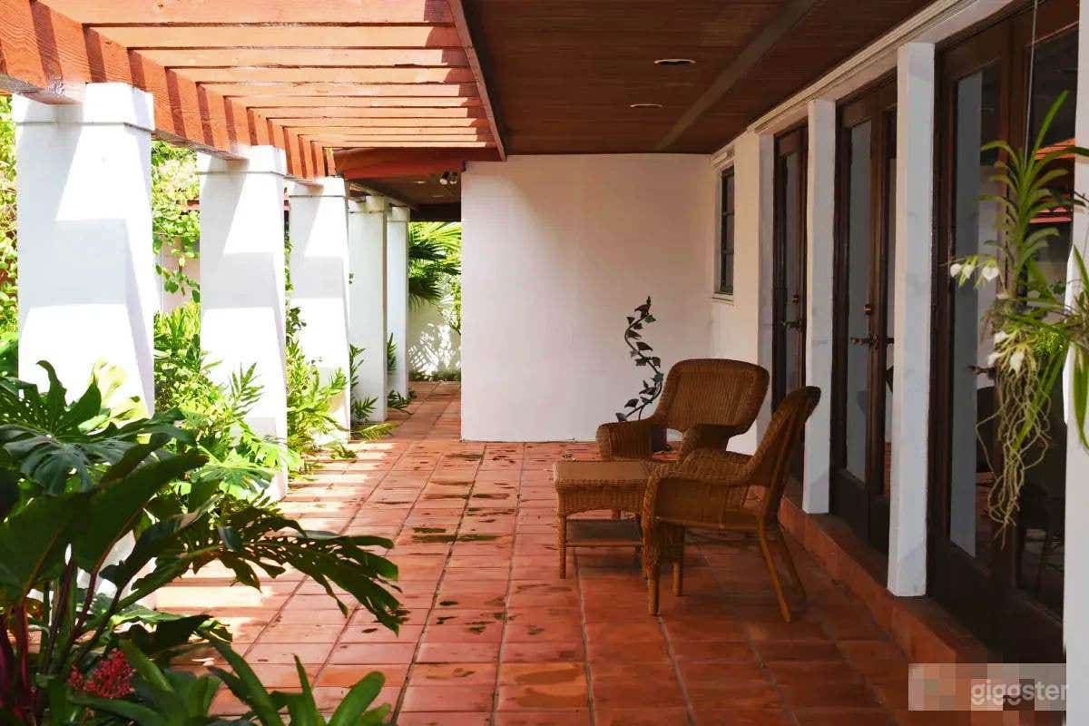 Secret garden with waterfall and light-filled home Photo 4