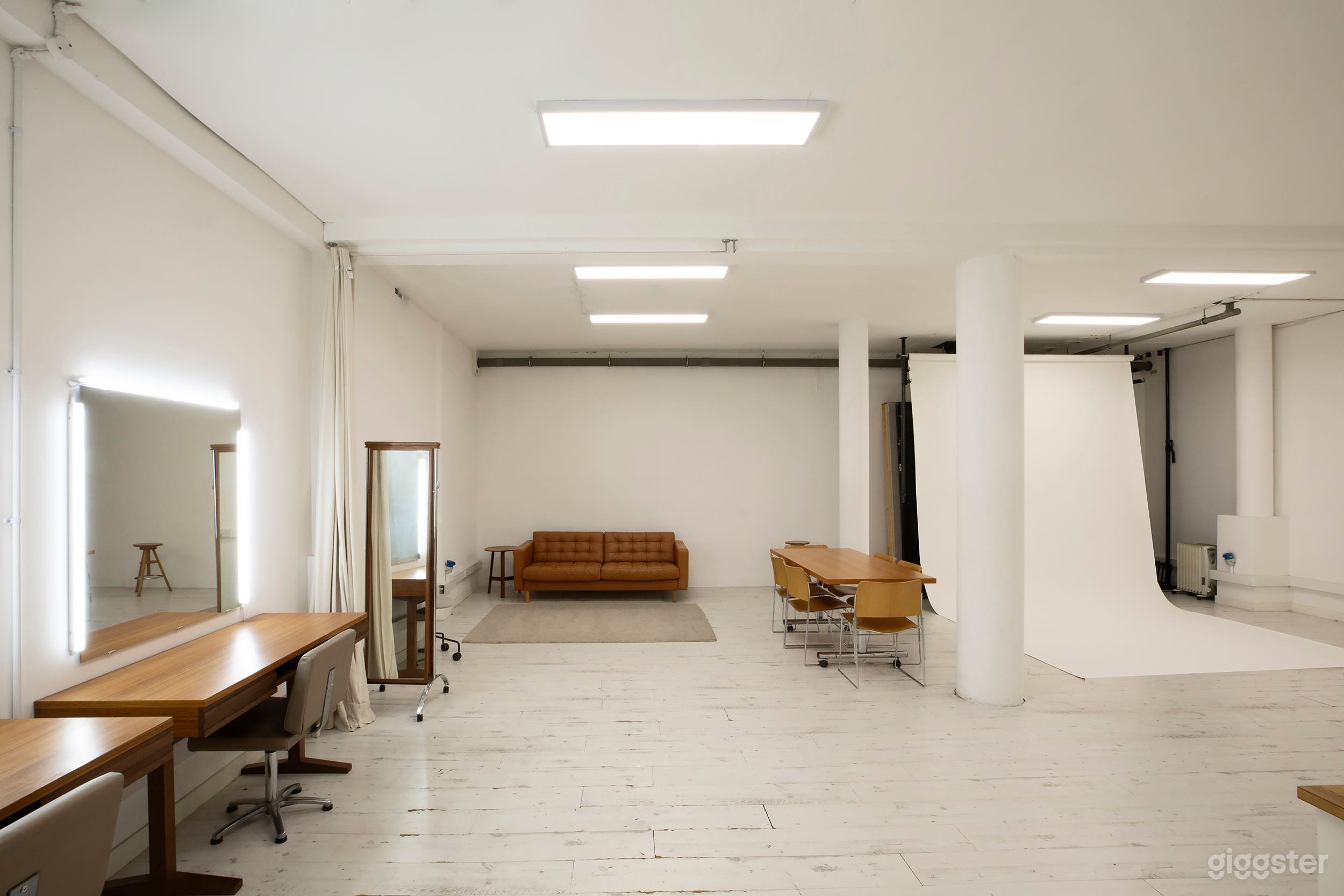 860 Sq Ft Studio With Seamless Colorama Backdrops Photo 4