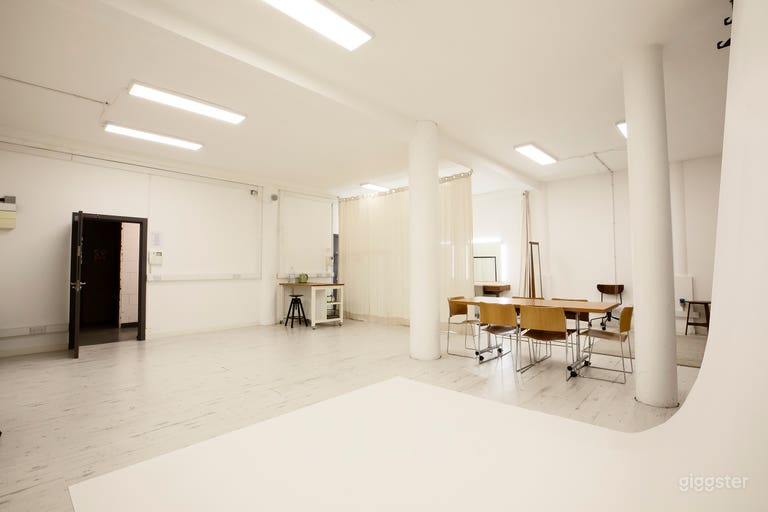  860 Sq Ft Studio With Seamless Colorama Backdrops 