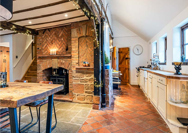  Farmhouse house / country style kitchen and pantry. 