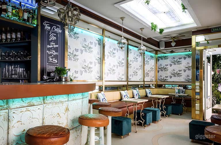  Victorian-Style Train Carriage Cafe 