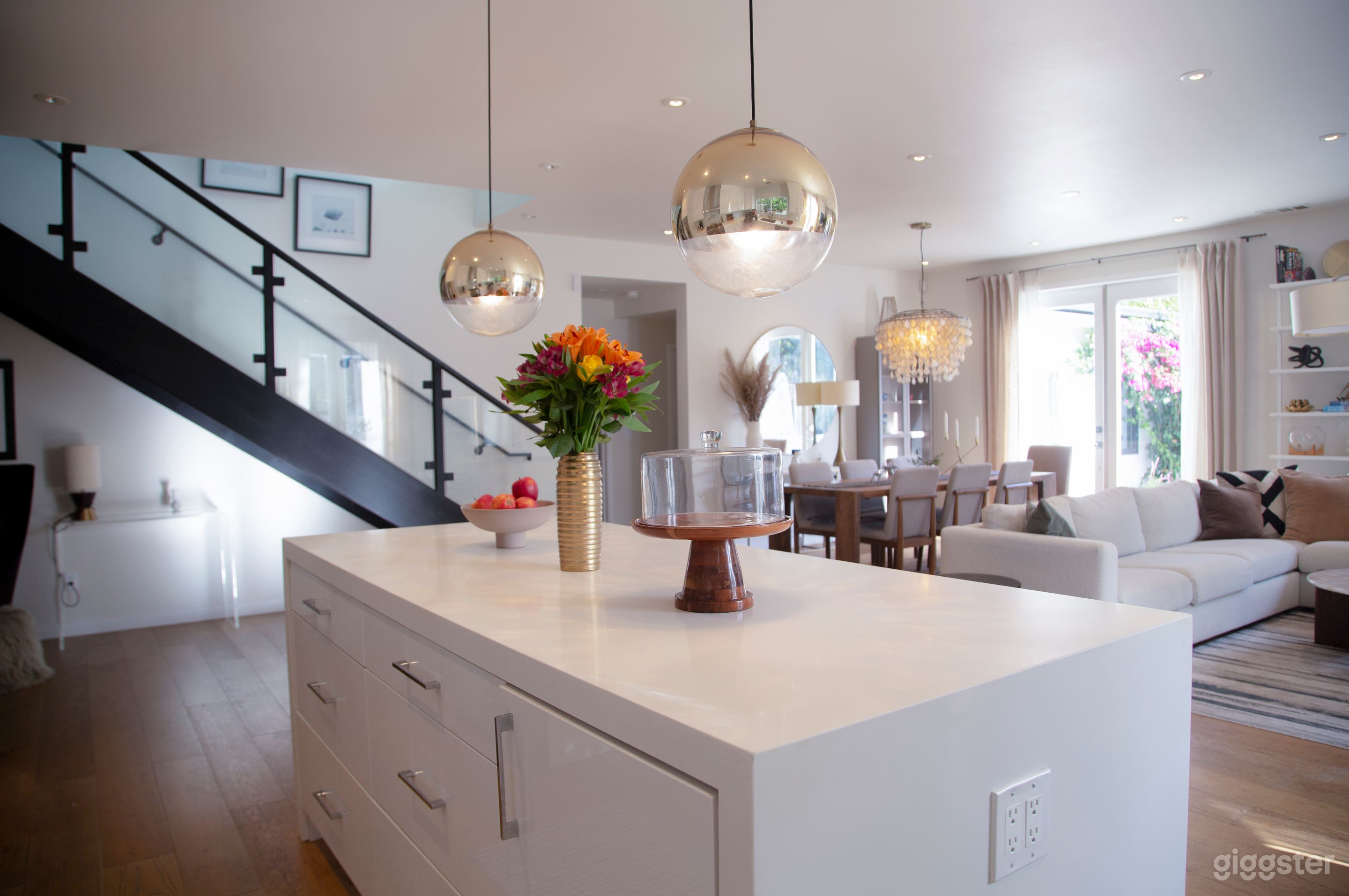 Modern And Bright Home - Perfect For Filming Photo 4