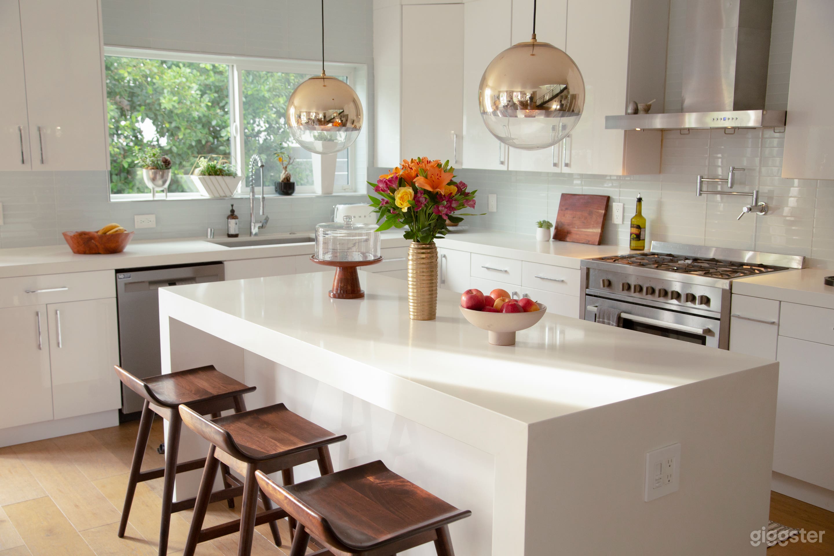 Modern And Bright Home - Perfect For Filming Photo 1