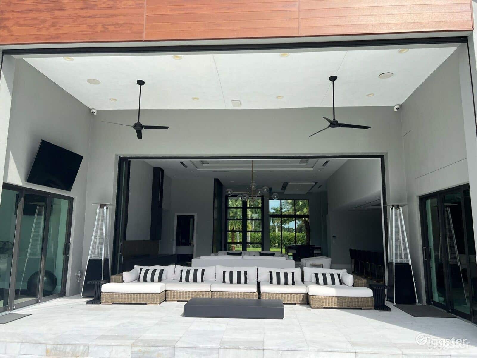 Ginormous and Luxurious Backyard with Pool, Basketball Court and GuestHouse Photo 4