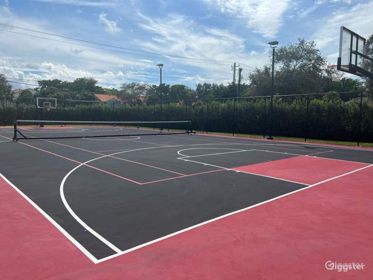  Amplio y Lujoso Patio Trasero con Piscina, Cancha de Baloncesto y Casa de Huéspedes 