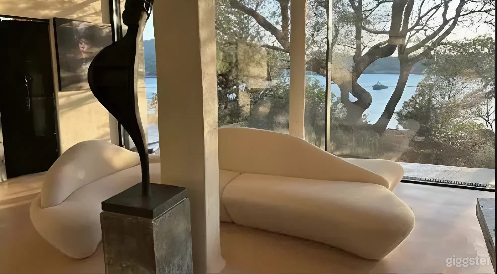 Obra Maestra Arquitectónica en Acantilado Foto 1