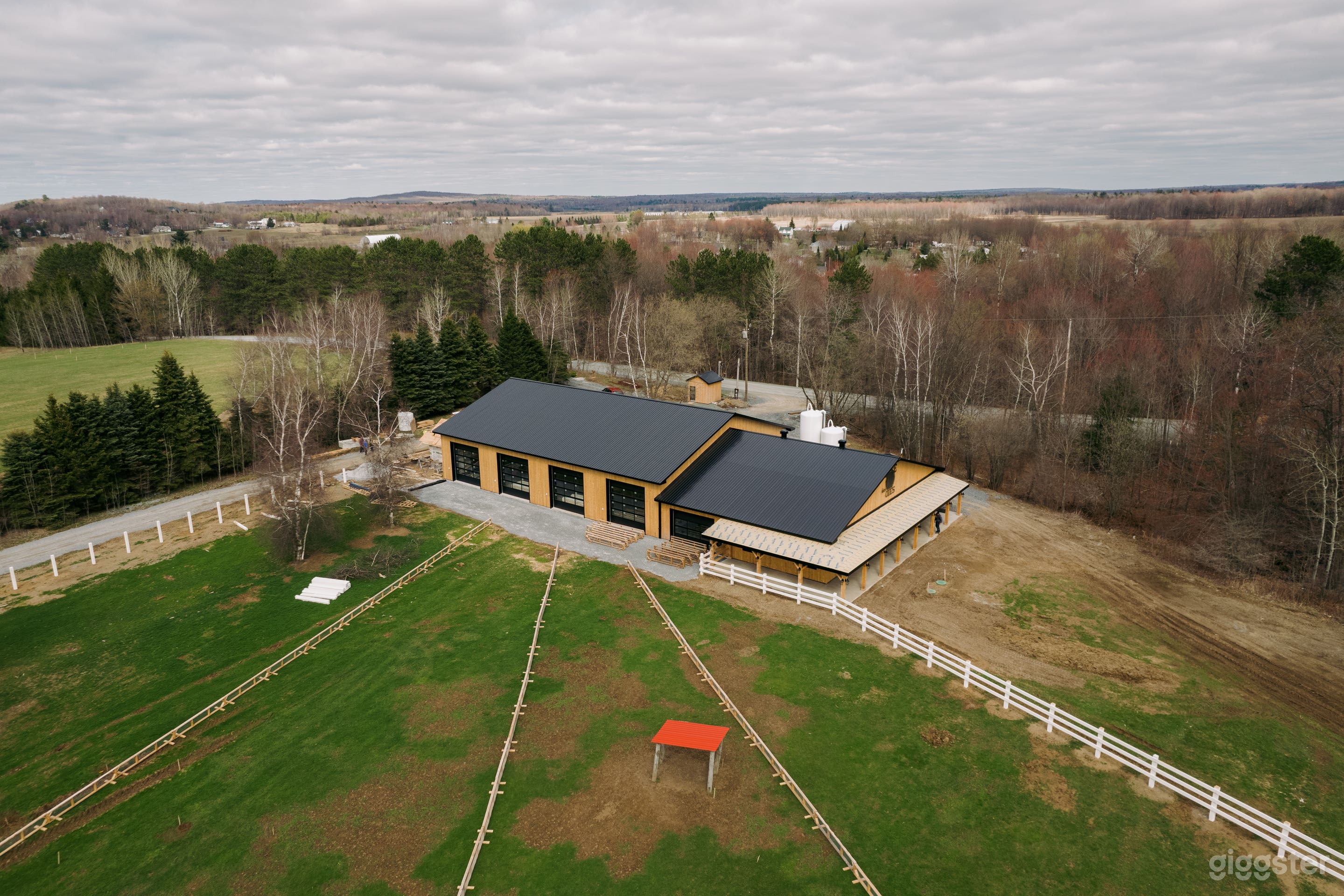 La volière où les oies dorment.