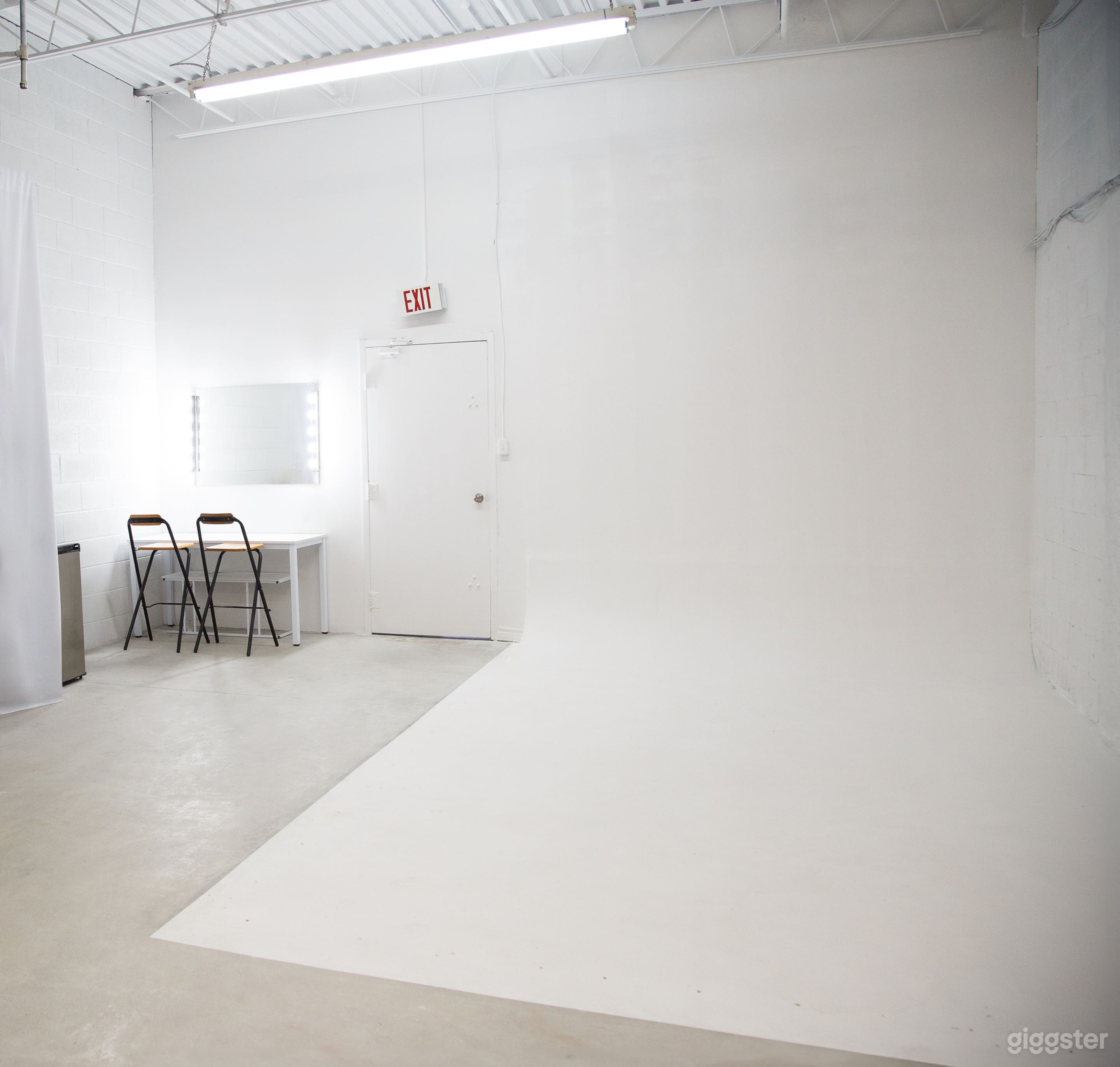 Daylight and Flash Studio near Hwy404 + Steeles Photo 1