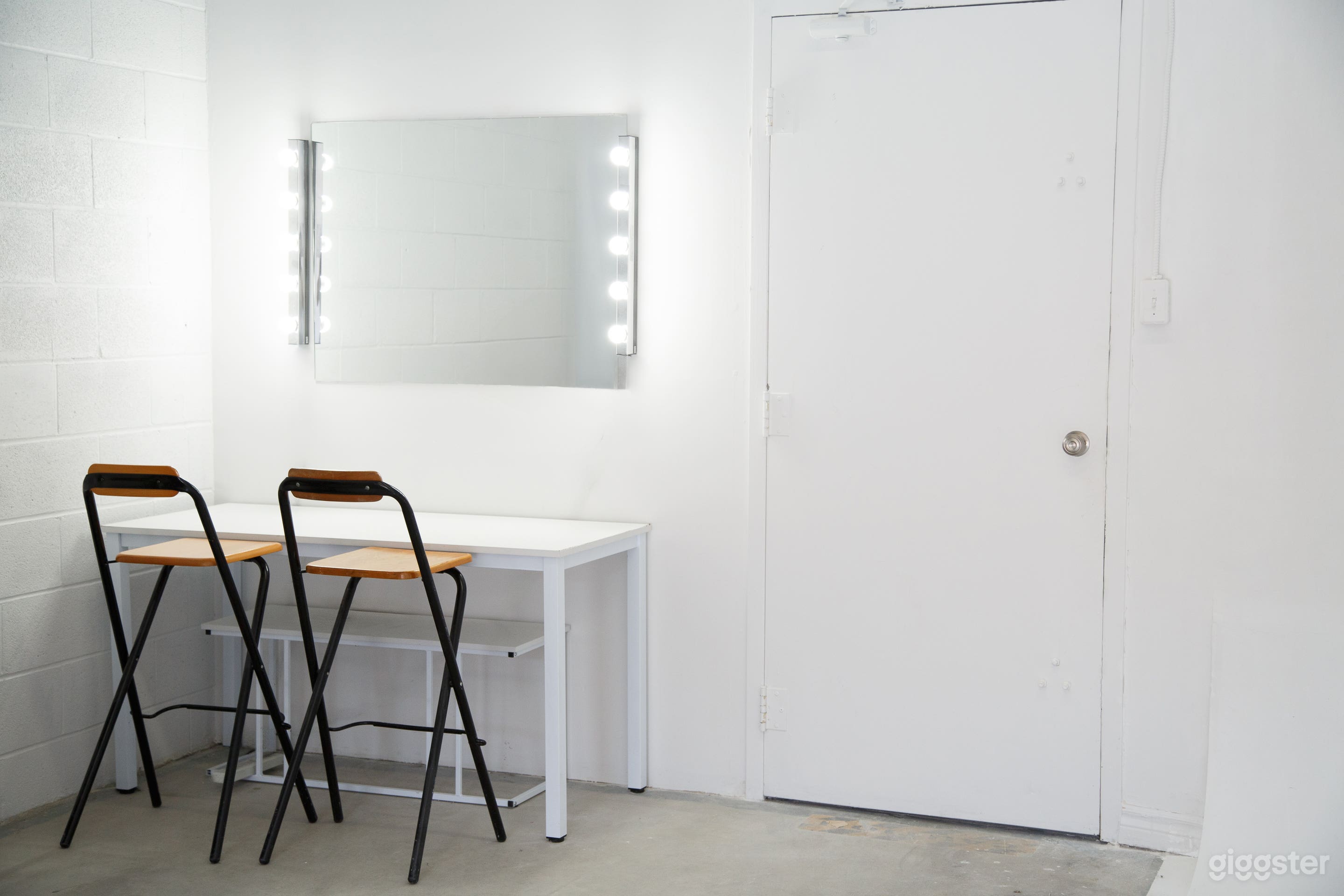 Daylight and Flash Studio near Hwy404 + Steeles Photo 3