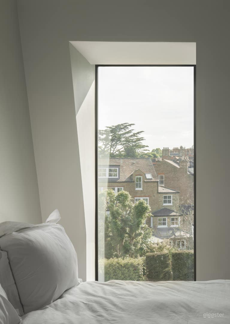  Large stylish light-filled victorian house  